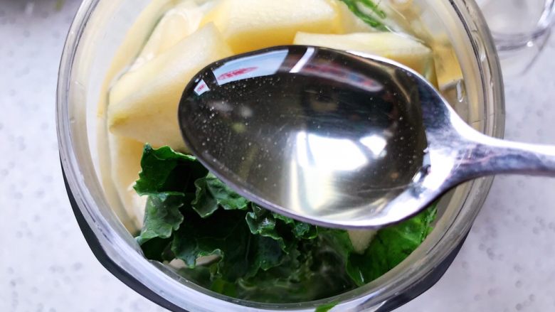 羽衣甘蓝芝麻菜苹果汁,请根据你自己的嗜甜程度加入适量蜂蜜,我加了两勺