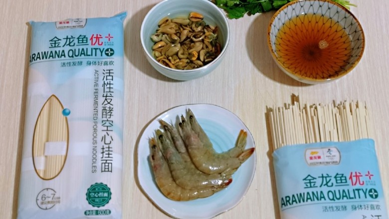 海鲜什锦鸡汤面,准备食材，海虹肉提前冷水泡软。(量可以根据胃口增加)