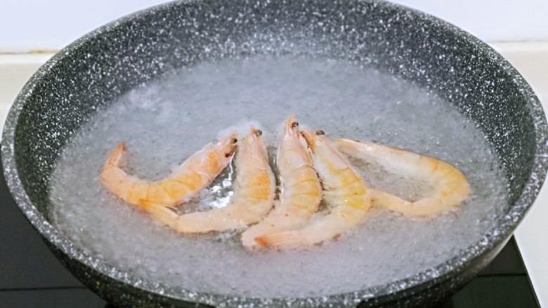 海鲜什锦鸡汤面,首先将虾去除虾线,之后焯水,水烧开后放入虾,煮2分钟捞出备用。