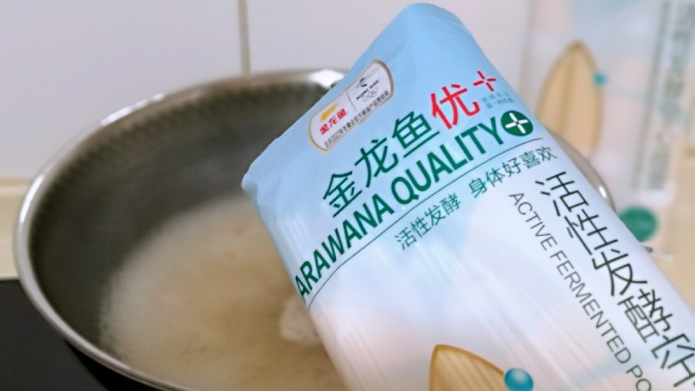 海鲜什锦鸡汤面,汤烧开后,将面条均匀分散下入沸水中。