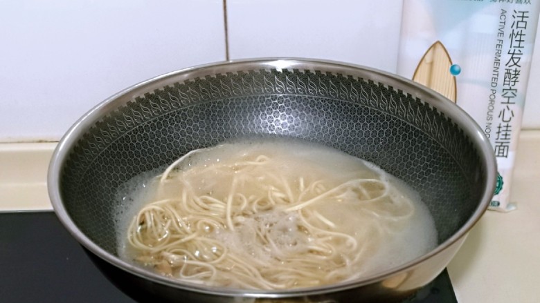 海鲜什锦鸡汤面,大火煮约5分钟左右,中间加了两次凉水,总之直到将面条煮熟就可以。
