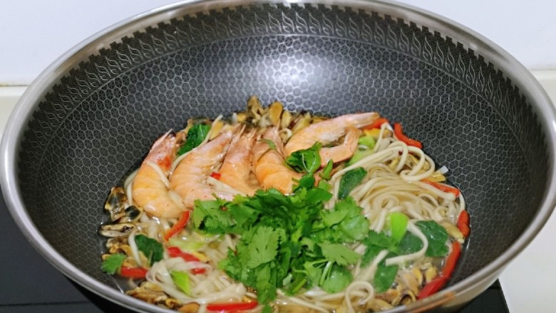 海鲜什锦鸡汤面,加入切好的香菜,关火。