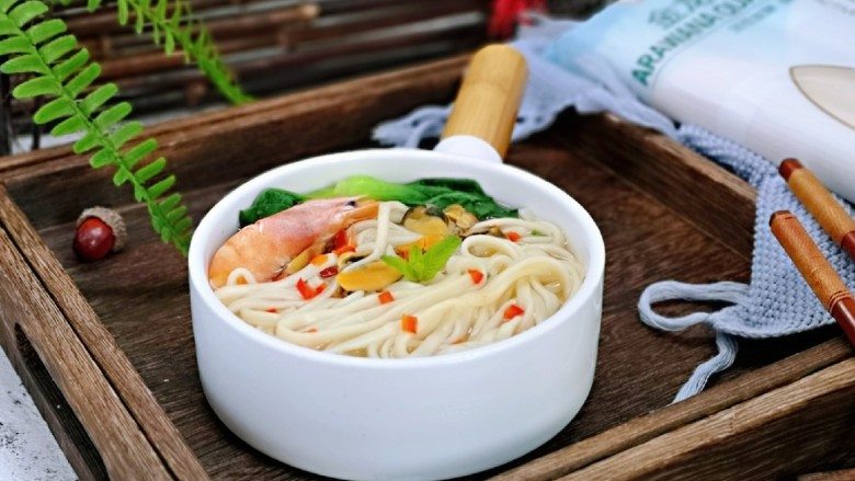 海鲜什锦鸡汤面,一碗面条营养均衡,超级满足。