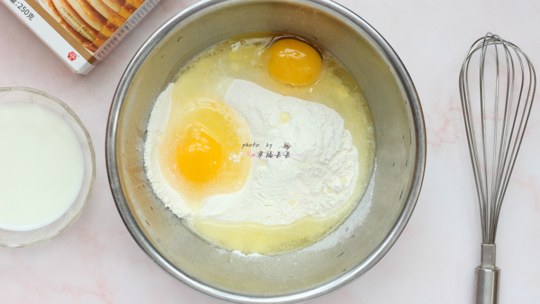 清新华夫饼,美玫松饼预拌粉倒入盆中,磕入两枚<a style='color:red;display:inline-block;' href='/shicai/ 9'>鸡蛋</a>