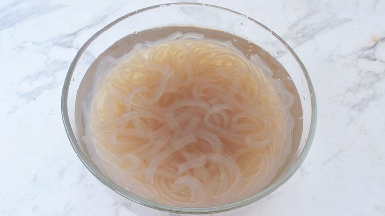 酸辣红薯粉,捞出过凉水备用