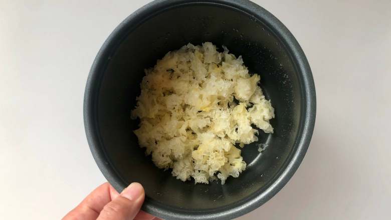 绿豆糯耳莲子汤,糯耳洗净去蒂,撕成小块放入电饭煲内锅。