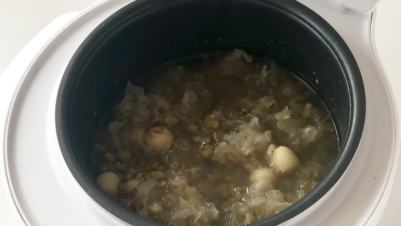 绿豆糯耳莲子汤,电饭煲完成提示音响后,绿豆糯耳莲子汤就煲好了。