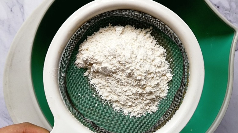 爆浆蓝莓蛋糕,筛入<a style='color:red;display:inline-block;' href='/shicai/ 548'>低筋面粉</a>,依旧搅拌均匀