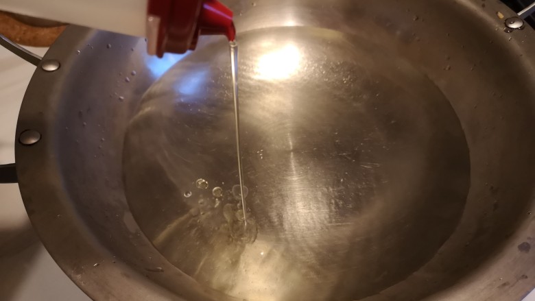 生菜沙拉,锅内放开水,并滴入几滴食用油。