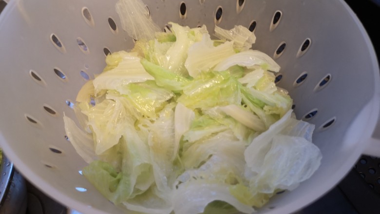 生菜沙拉,搅拌一下就盛出,不需要等水再开。盛出沥干水分。