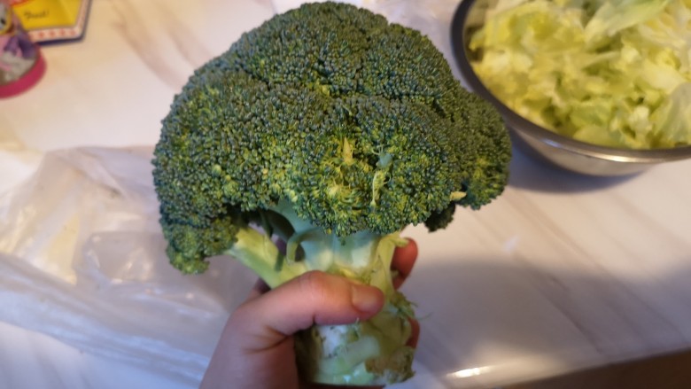 虾仁西蓝花,西兰花切成小朵儿,洗干净备用。
