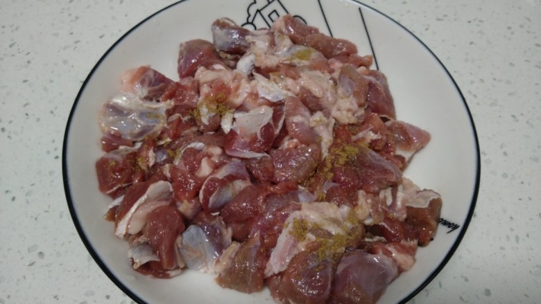 烤羊肉串,放入盘中加入盐、<a style='color:red;display:inline-block;' href='/shicai/ 829'>十三香</a>,抓拌均匀。