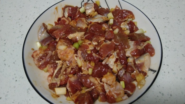 烤羊肉串,抓拌均匀,放入冰箱冷藏腌制2小时。