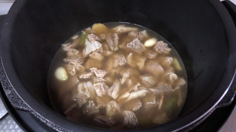 咖喱牛肉饭,转入电压力锅,选择牛羊肉功能