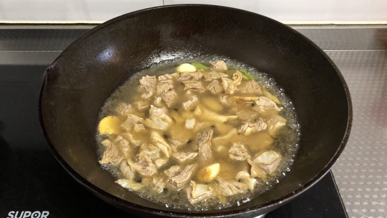 咖喱牛肉饭,加入清水,没过牛腩1-2厘米