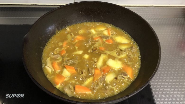 咖喱牛肉饭,中小火再炖15分钟,不时搅拌