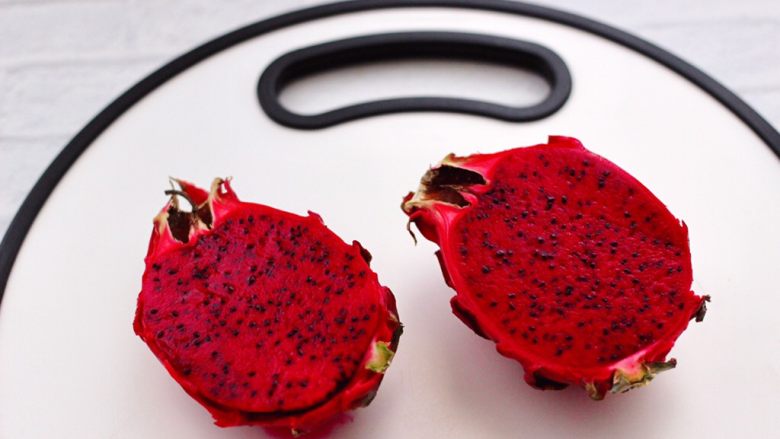 火龙果小番茄蜂蜜果汁,<a style='color:red;display:inline-block;' href='/shicai/ 608'>火龙果</a>清除外面杂质后,洗净用刀切两半。