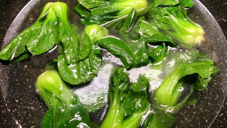 台式卤肉饭,重新拿一个锅,放入适量水烧开,加入一勺盐和一勺油,把青菜放入焯熟捞出即可。