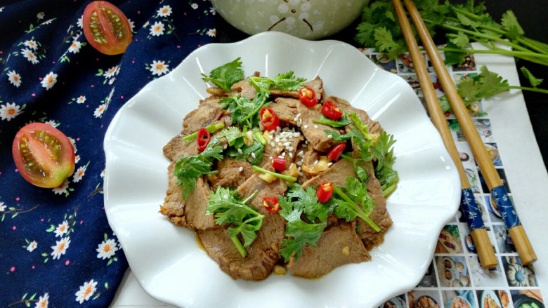 凉拌牛肉,拍上成品图,一道美味又营养的凉拌牛肉就完成了,非常适合夏天哦。
