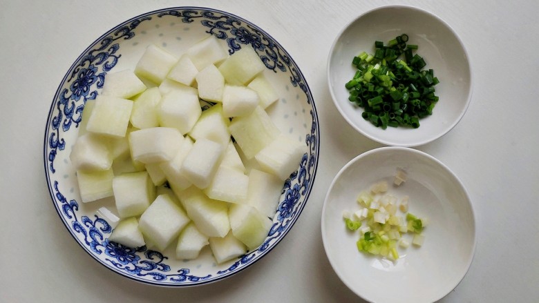 红烧冬瓜 做出红烧肉的味道,将<a style='color:red;display:inline-block;' href='/shicai/ 56'>冬瓜</a>去皮切块,<a style='color:red;display:inline-block;' href='/shicai/ 3232'>香葱</a>切成葱花备用。
在挑选<a style='color:red;display:inline-block;' href='/shicai/ 56'>冬瓜</a>时要注意:挑选外形均匀,没有斑点,肉质厚且瓜瓤少的。外面市场和超市经常会切开卖,可以用手掂量一下轻重。分量重且水分足、瓜瓤少的<a style='color:red;display:inline-block;' href='/shicai/ 56'>冬瓜</a>为佳;如果是分量轻且肉质疏松、瓜瓤多的<a style='color:red;display:inline-block;' href='/shicai/ 56'>冬瓜</a>品质相对差些。倒入适量食用油加热。
我用的是菜籽油,炒菜煮肉都会有特别的油香味。
