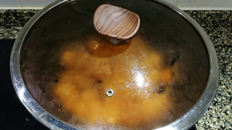 红烧冬瓜 做出红烧肉的味道,盖上锅盖转中小火焖煮,要将冬瓜焖熟焖软。