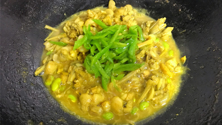 咖喱牛蛙,煮5分钟后加入炒过的青椒一起翻拌均匀,再煮1分钟即可熄火。