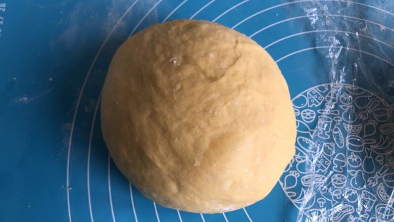 南瓜椰蓉面包,平均分成两份,滚圆后表面覆盖保鲜膜静置松弛15分钟