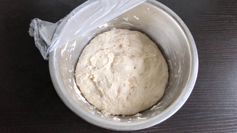 南瓜椰蓉面包,将酵头的食材放入盆中揉匀,加盖保鲜膜入冰箱冷藏10小时以上