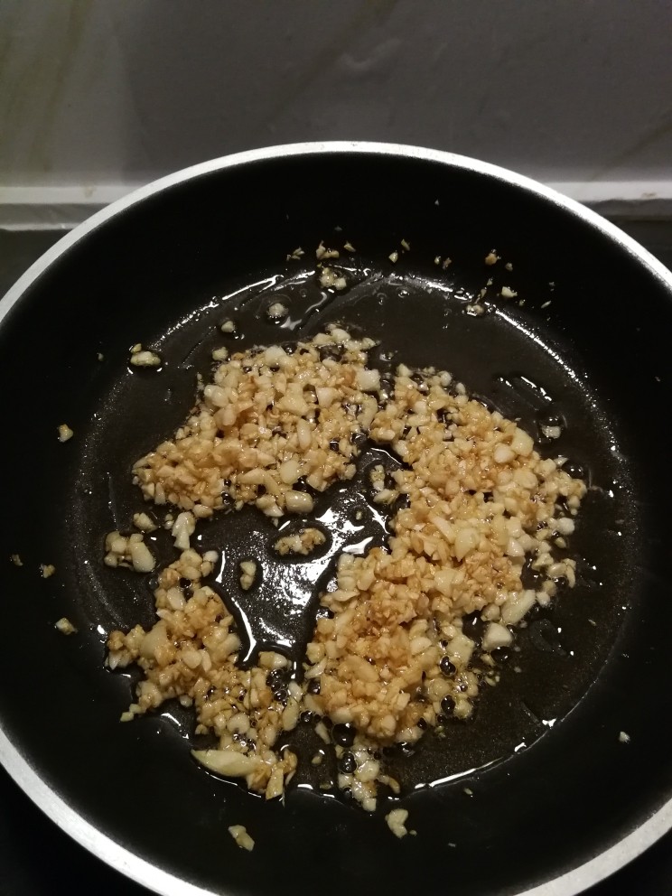 香蒜蒸虾,放入剩下的蒜末 炒制金黄