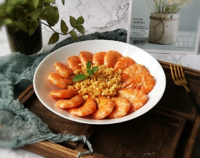 香蒜蒸虾,薄荷叶装饰