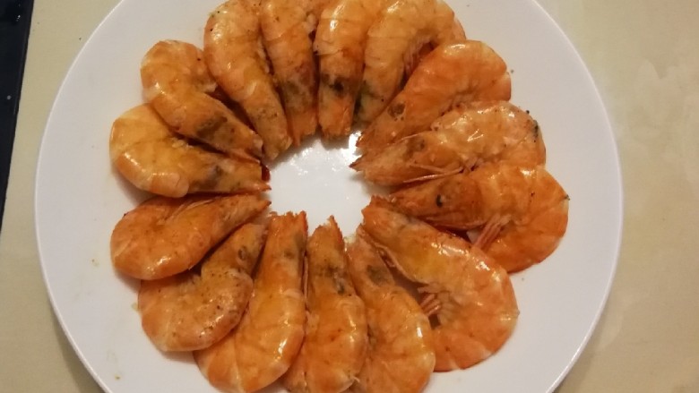 香蒜蒸虾,时间到了 将虾取出装盘