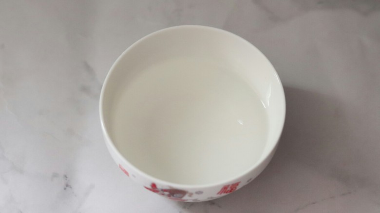 懒人葱油拌面,先调好酱汁,准备半碗清水