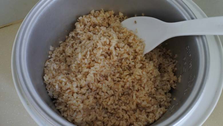 蔬菜培根炒饭,用饭勺搅打散,放凉