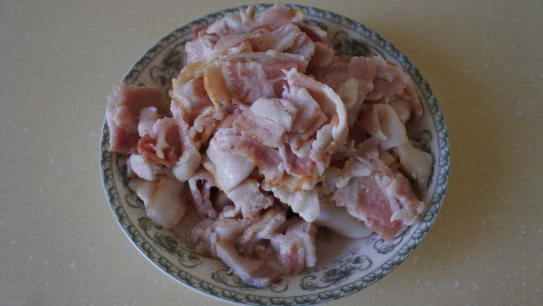 蔬菜培根炒饭,洋葱和培根切碎,豌豆煮熟备用