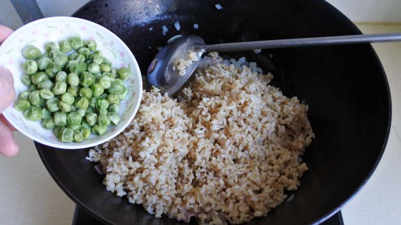 蔬菜培根炒饭,倒入米饭,放入豌豆