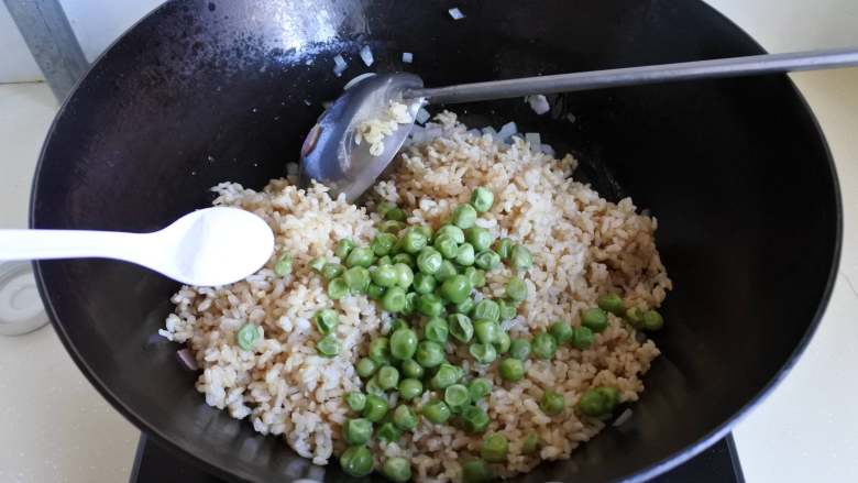 蔬菜培根炒饭,加盐、鸡精调味炒匀即可