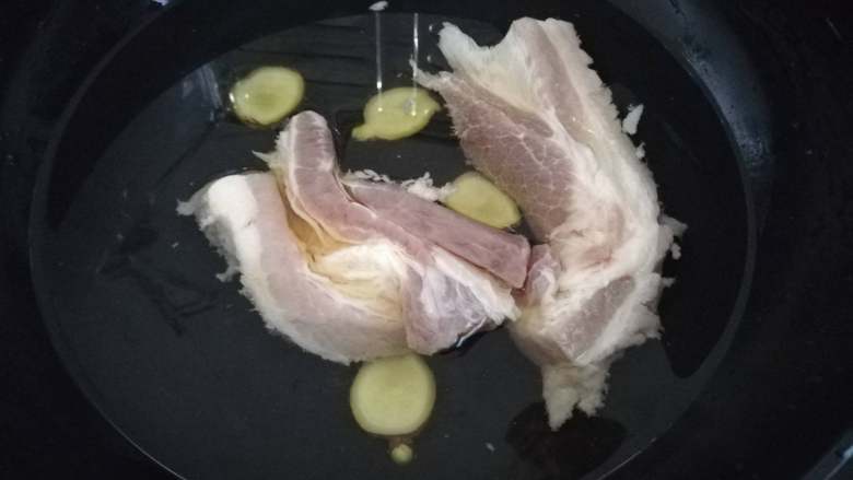 苦瓜黄豆煲五花肉,冷水下锅,加料酒姜片去腥
