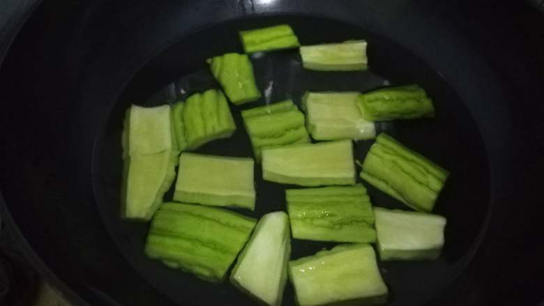苦瓜黄豆煲五花肉,水开再放苦瓜,同时下盐