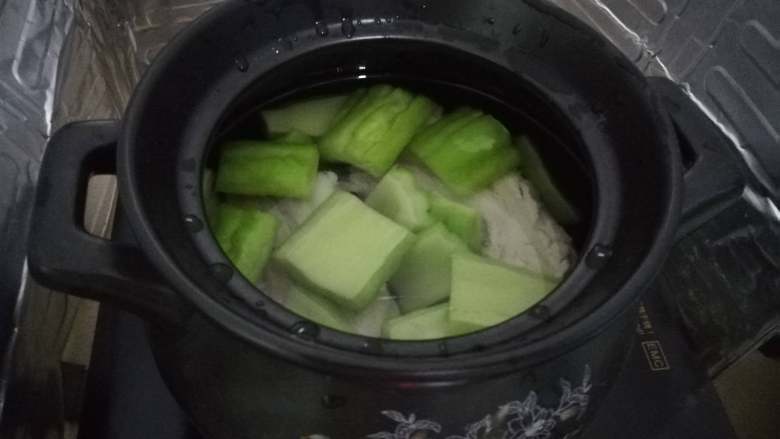 苦瓜黄豆煲五花肉,最后在放上苦瓜,加过适量的水