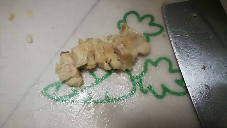苦瓜黄豆煲五花肉,五花肉夹出来,等放冷了再切才不会散