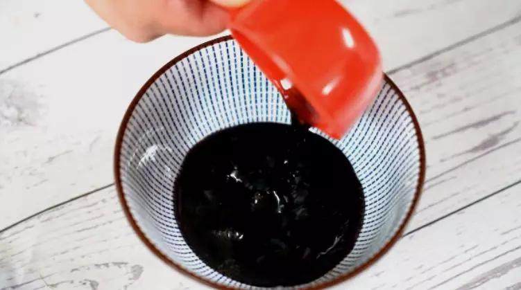 开胃下饭必备菜,1分钟教你酸辣鸡丁做法!,加入盐、糖、生抽、老抽、醋,淀粉、小米椒、蒜末,拌匀