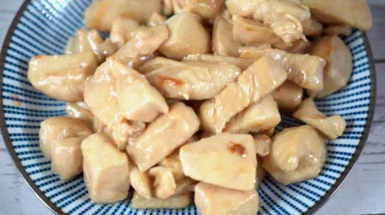 开胃下饭必备菜,1分钟教你酸辣鸡丁做法!,起油锅,下入鸡块炒至断生盛出