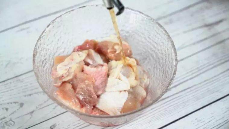 开胃下饭必备菜,1分钟教你酸辣鸡丁做法!,鸡肉中加入盐、料酒,抓匀腌制
