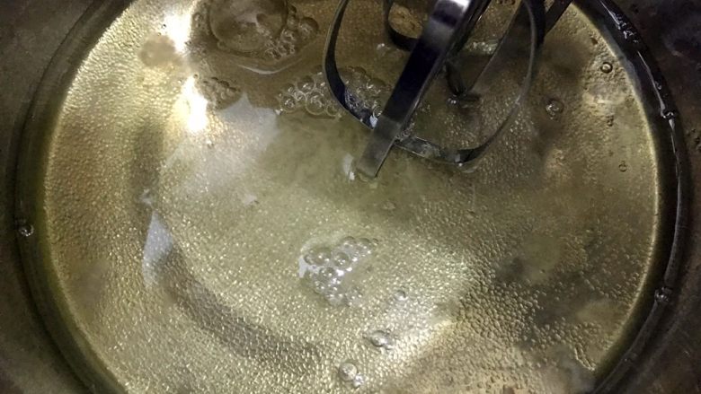 海苔肉松小贝,蛋清放入无油无水的盆里,加入白糖25克