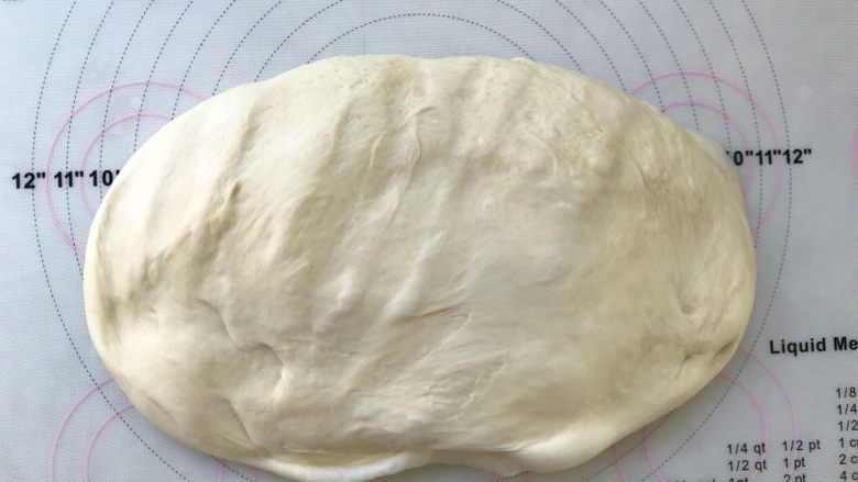 烫种芝麻辫子面包,将面团取出,按压排出大气泡