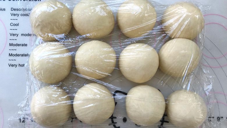 烫种芝麻辫子面包,将每一分面团揉光滑,盖保鲜膜松弛15分钟