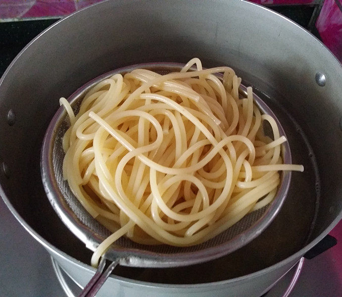 意大利肉酱面,等下面在水里的部分煮软后,用筷子打圈搅拌,面条自然都会到水里去了;开锅煮煮8分钟左右,至面条熟烂后捞出