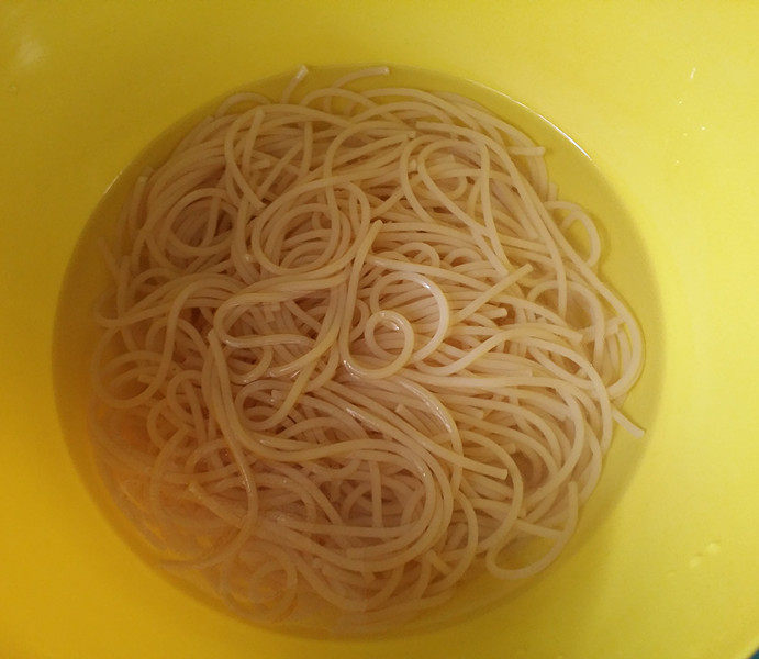 意大利肉酱面,立即放入凉开水浸泡下捞出,再沥干水分后摆入餐盘中