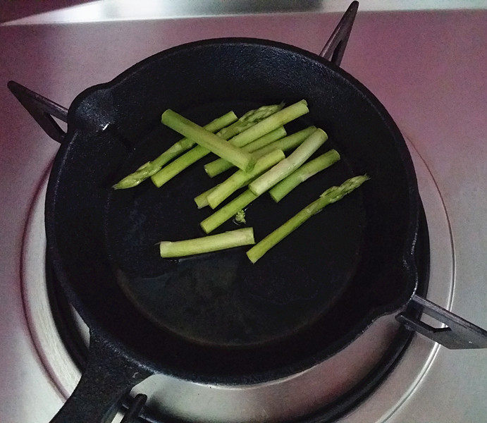 意大利肉酱面,接着在煎锅中加少许软黄油,待融化后放入芦笋煎熟