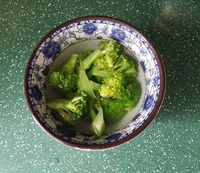 意大利肉酱面,再将西兰花放入煮面锅中焯烫至变色,捞出用凉水水激下,这样颜色好看吃着清脆